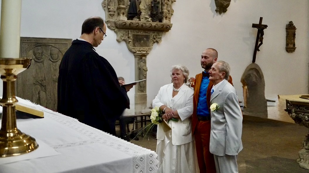 Mario Obst mit seinen Eltern in der Kaufmannskirche Erfurt am 26. Mai 2015